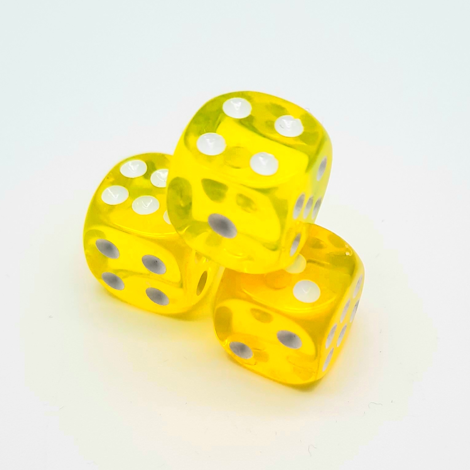 Dé translucide de couleur